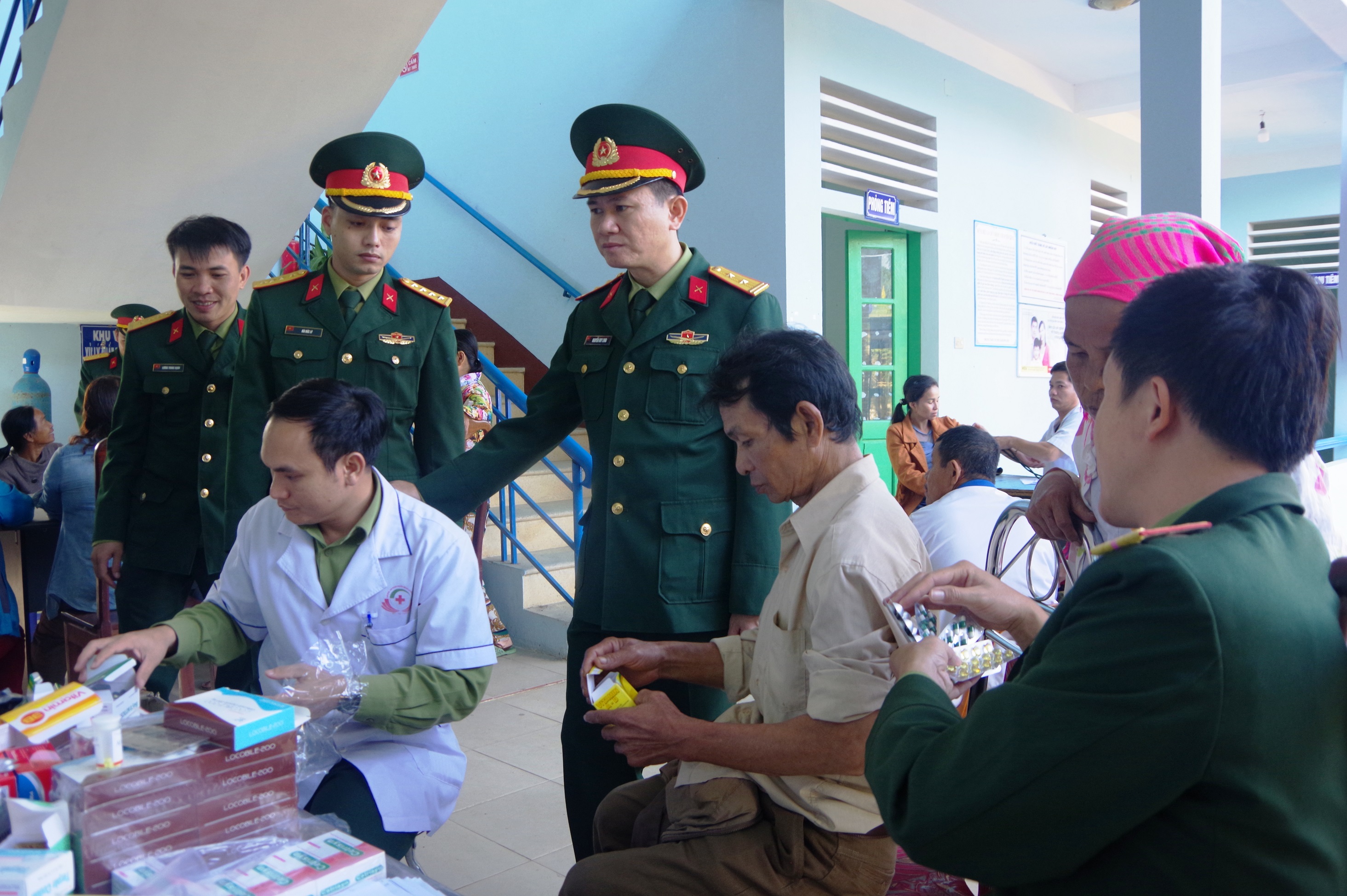 Sư đoàn 968 tổ chức khám, tư vấn chăm sóc sức khỏe cho nhân dân 